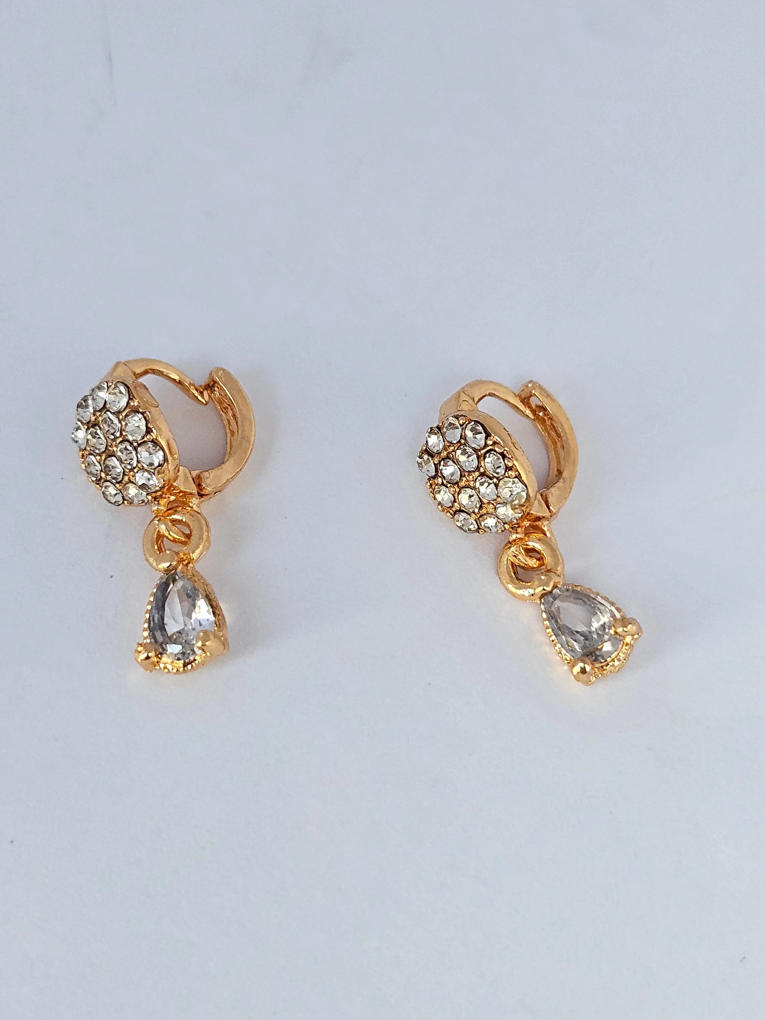 Elegant Golden Dangle Drop Earrings – Stylish Crystal Chain Hangings for Women